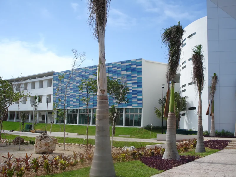 Fachadas Integrales de Cristal - Soluciones arquitectónicas de impacto que definen la identidad visual de edificios modernos.